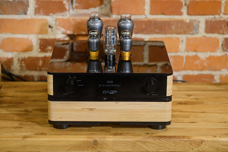 Closer Acoustics Provocateur 300B Iroko tube amplifier – premium audio equipment with vintage tube technology and modern aesthetic for audiophiles.