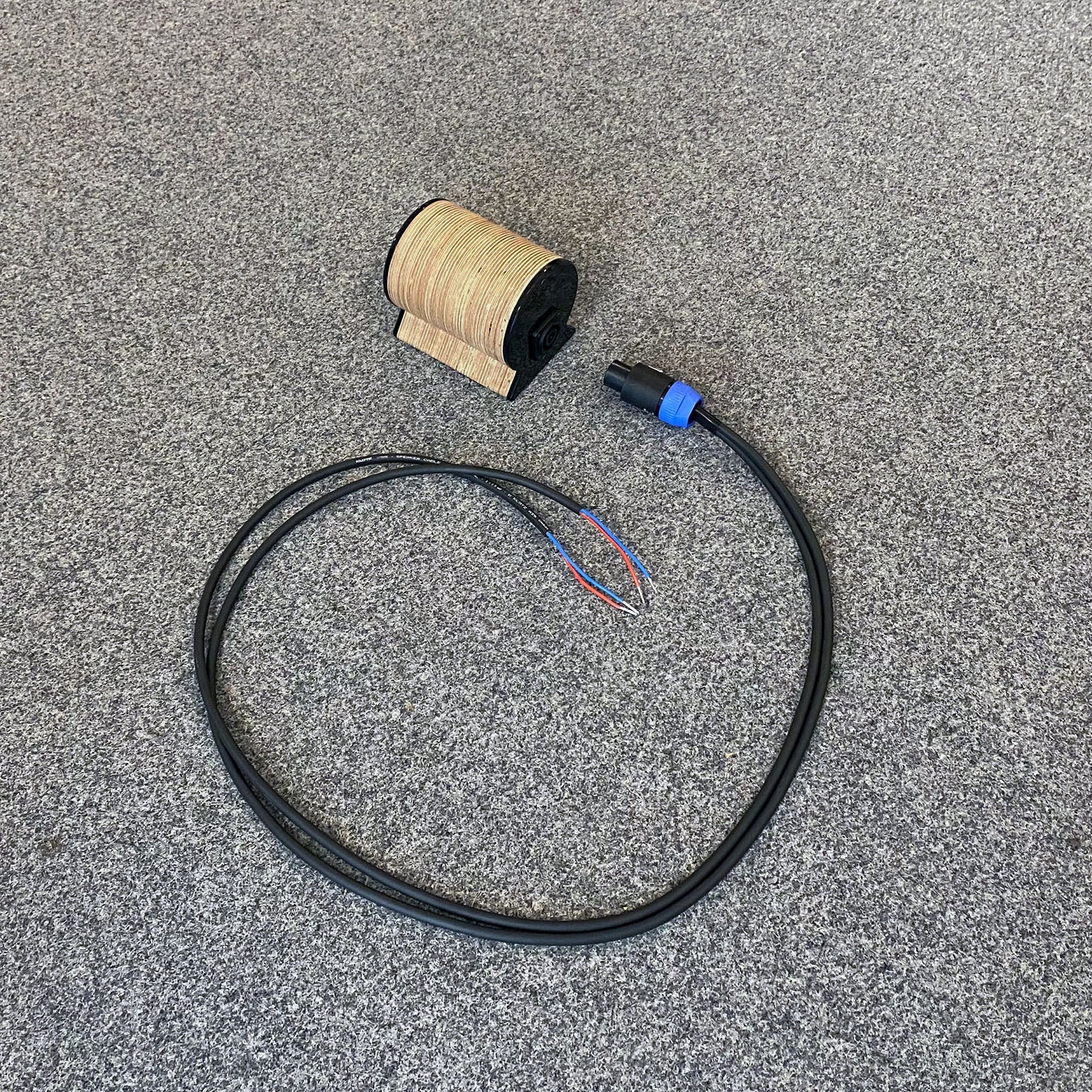 Top view of the Closer Acoustics BOB terminals, showcasing the high-quality terminals and cables designed for secure, reliable speaker connections