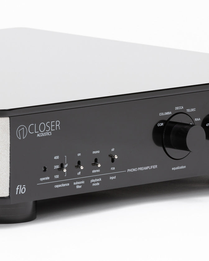 Closer Acoustics Flō phono preamplifier – close-up of the knobs and controls for precise audio adjustments