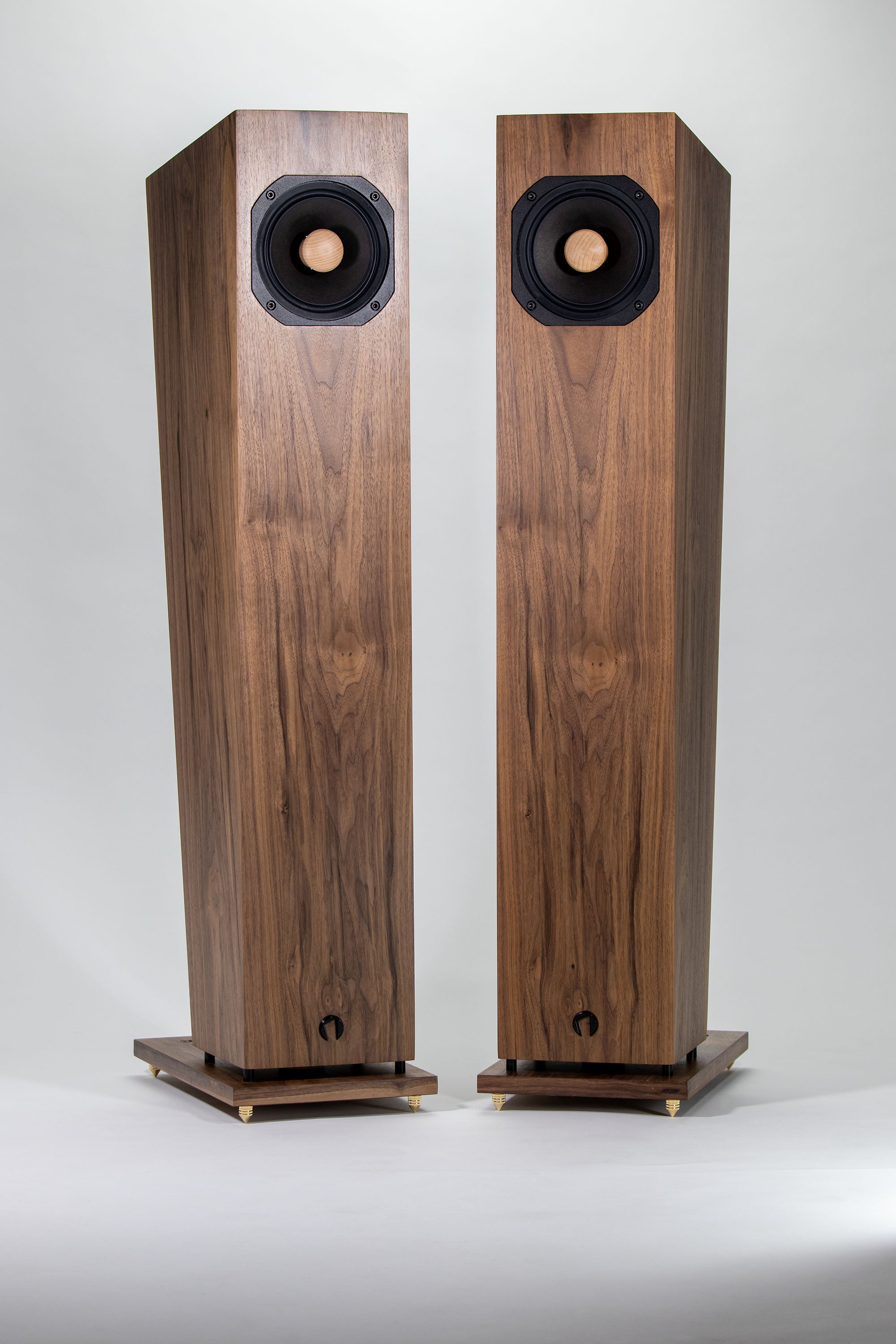Forlane full range speakers with walnut veneer finish, handcrafted in Poland for exceptional acoustic performance.
