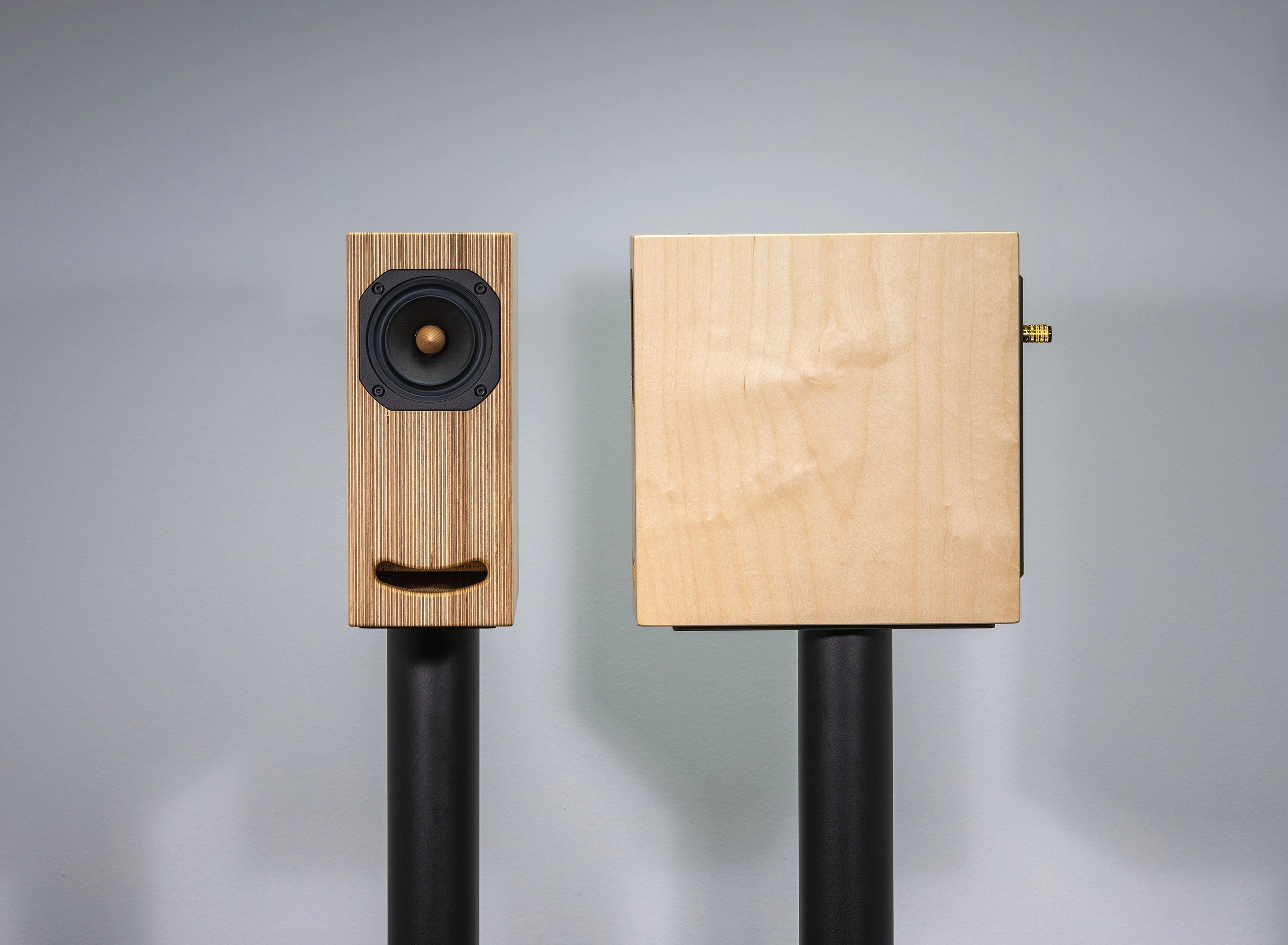 Closer Acoustics OGY Natural in plywood mounted on black stands – elegant and minimalist design for audiophile-grade sound