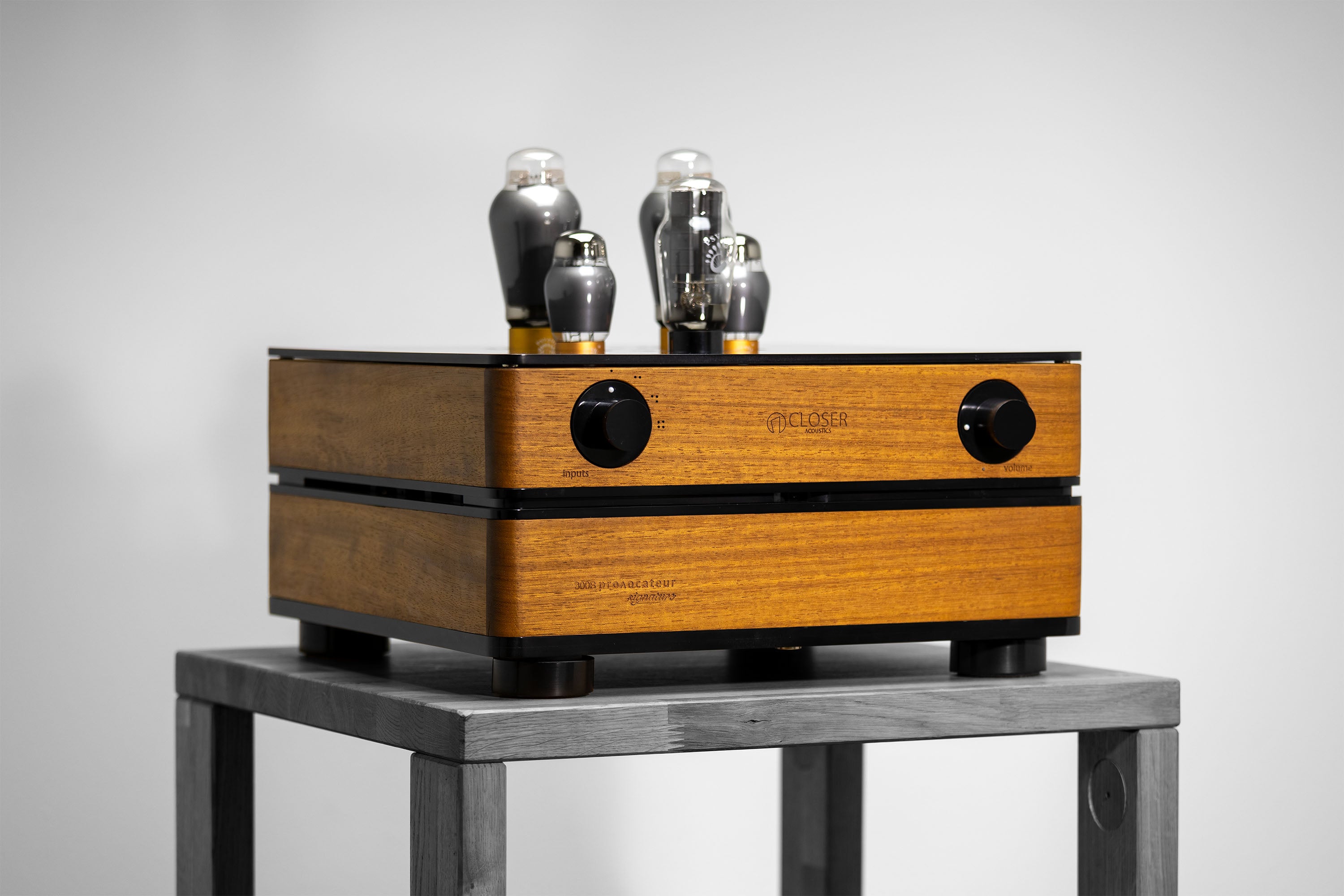 Close-up view of the knobs on the Closer Acoustics 300B Provocateur Signature integrated amplifier in Iroko finish, focusing on the precision and elegance of the controls.