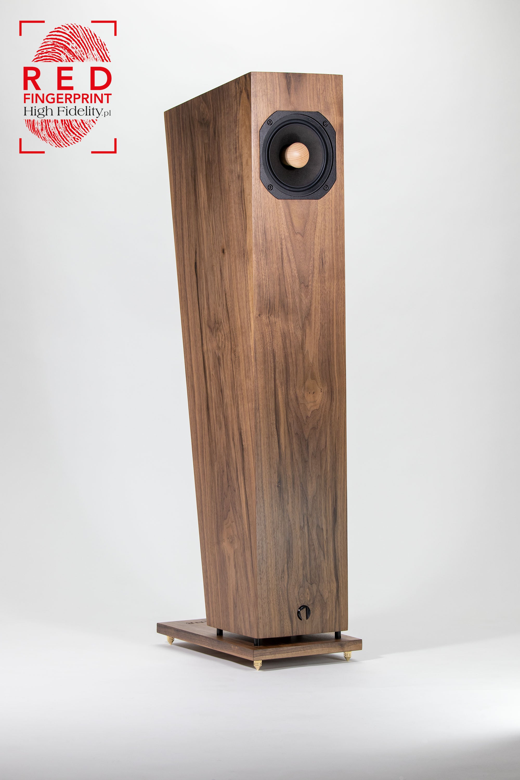 Single Closer Acoustics Forlane loudspeaker in walnut veneer finish, highlighting its elegant design and premium wood finish.