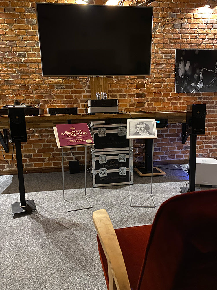 Closer Acoustics showroom – elegant display of high-end audio equipment in a modern, stylish environment.