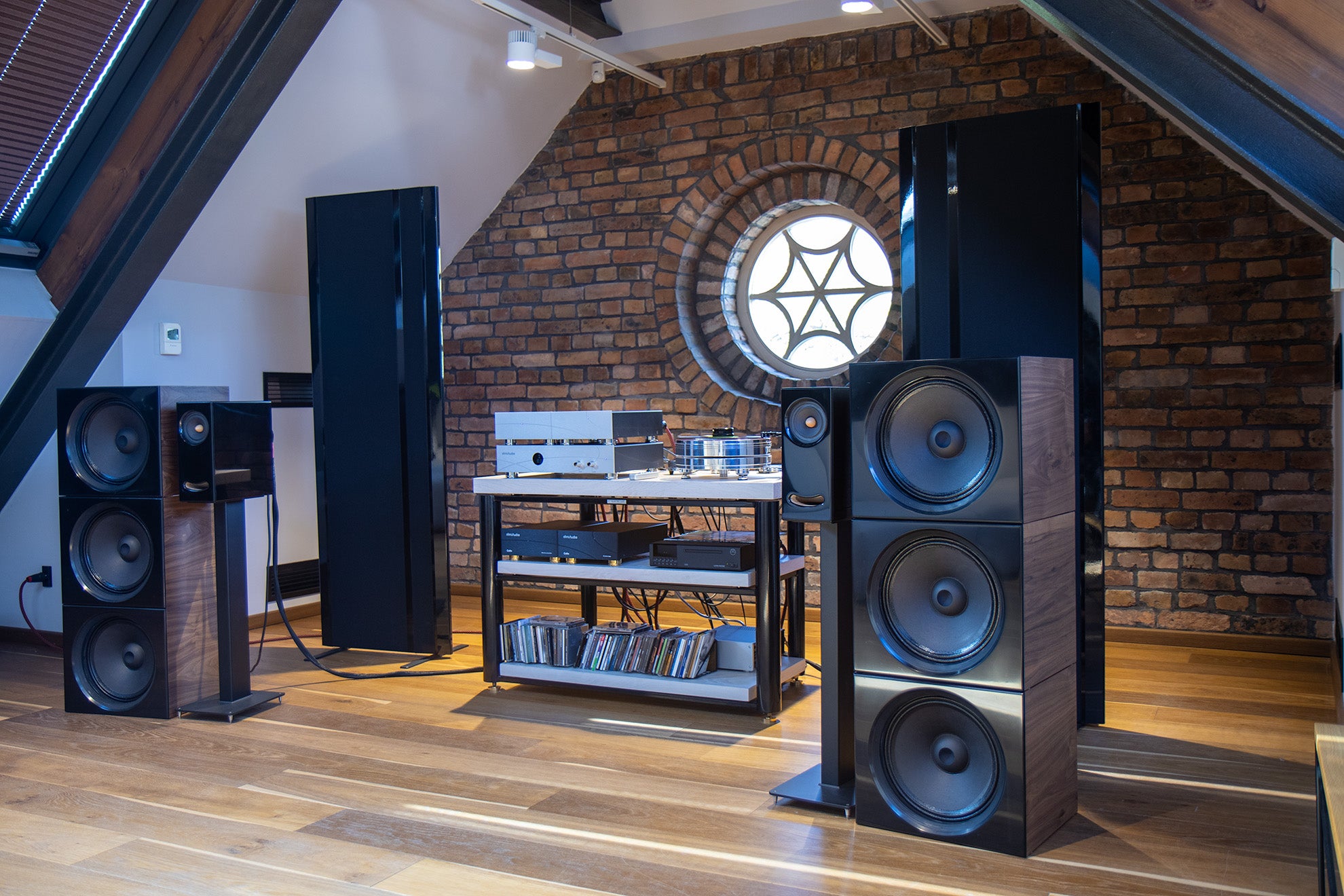 View of the elinsAudio Mille Reference amplifier in a well-organized listening room, complementing the room&