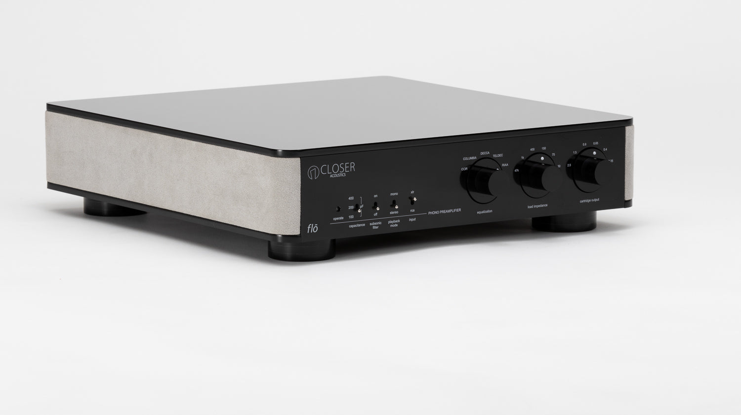 Closer Acoustics Flō phono preamplifier – side view of the unit with a clean and minimalist design