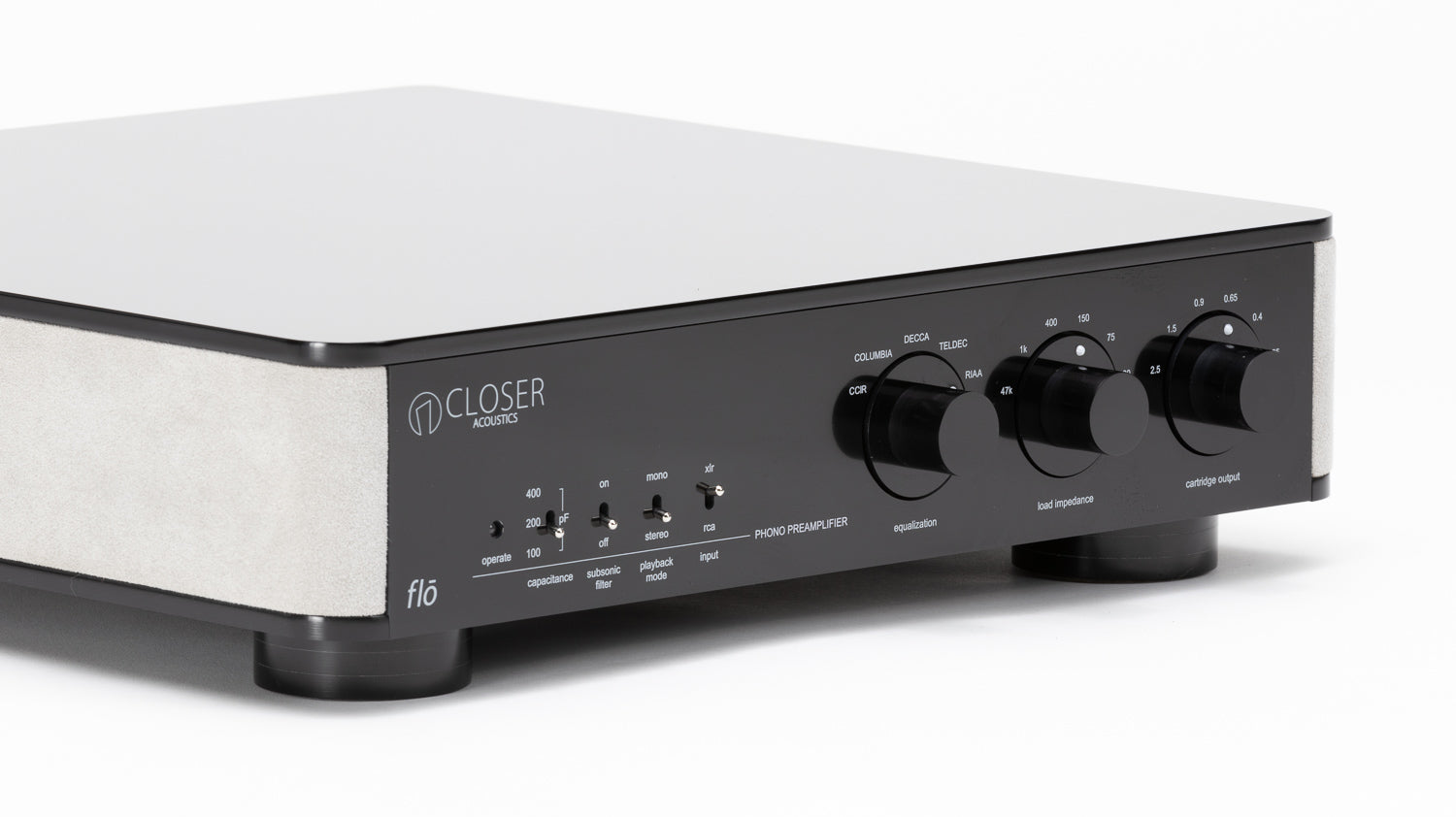 Closer Acoustics Flō phono preamplifier – close-up of the front panel with detailed craftsmanship and logo