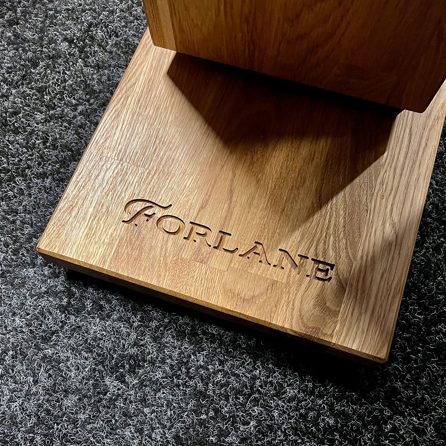 Closer Acoustics Forlane – detail of engraved text on wooden speaker base