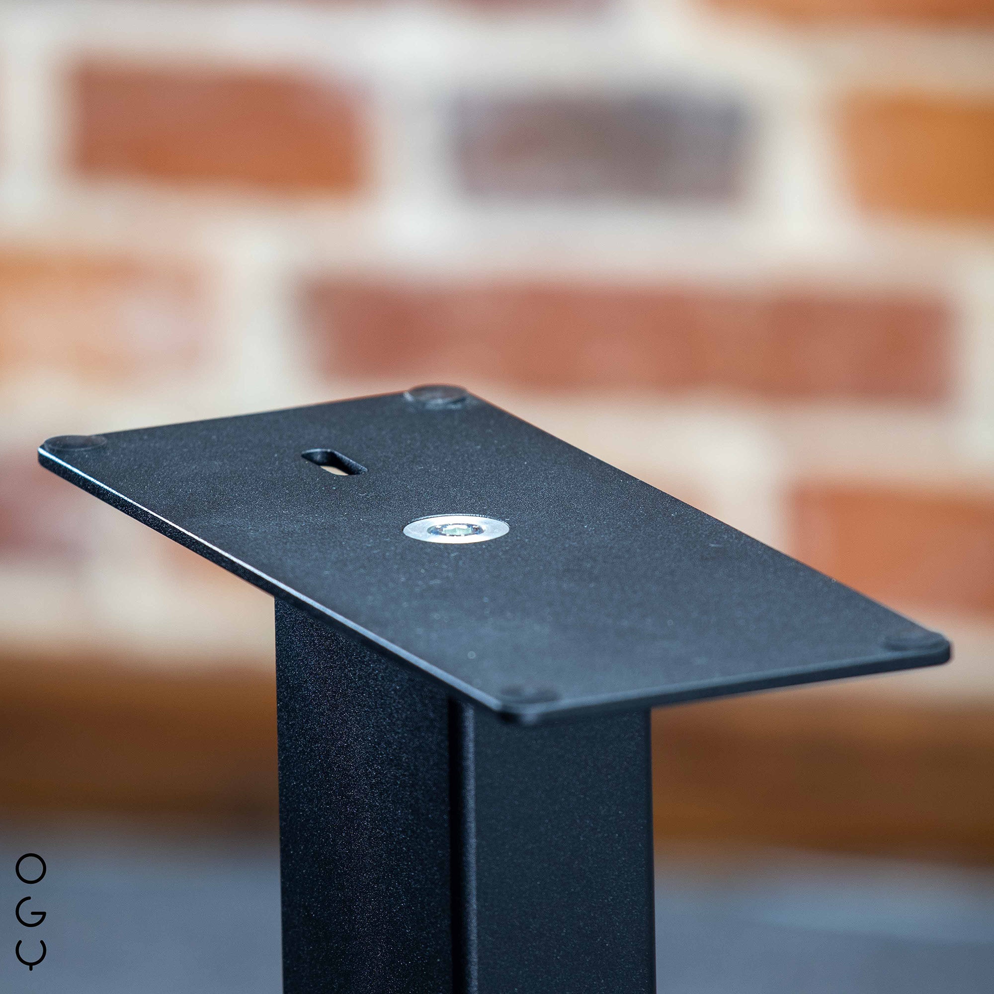 Close-up of Stands KT 700, focusing on the platform where the Closer Acoustics OGY speakers rest, designed for stability.