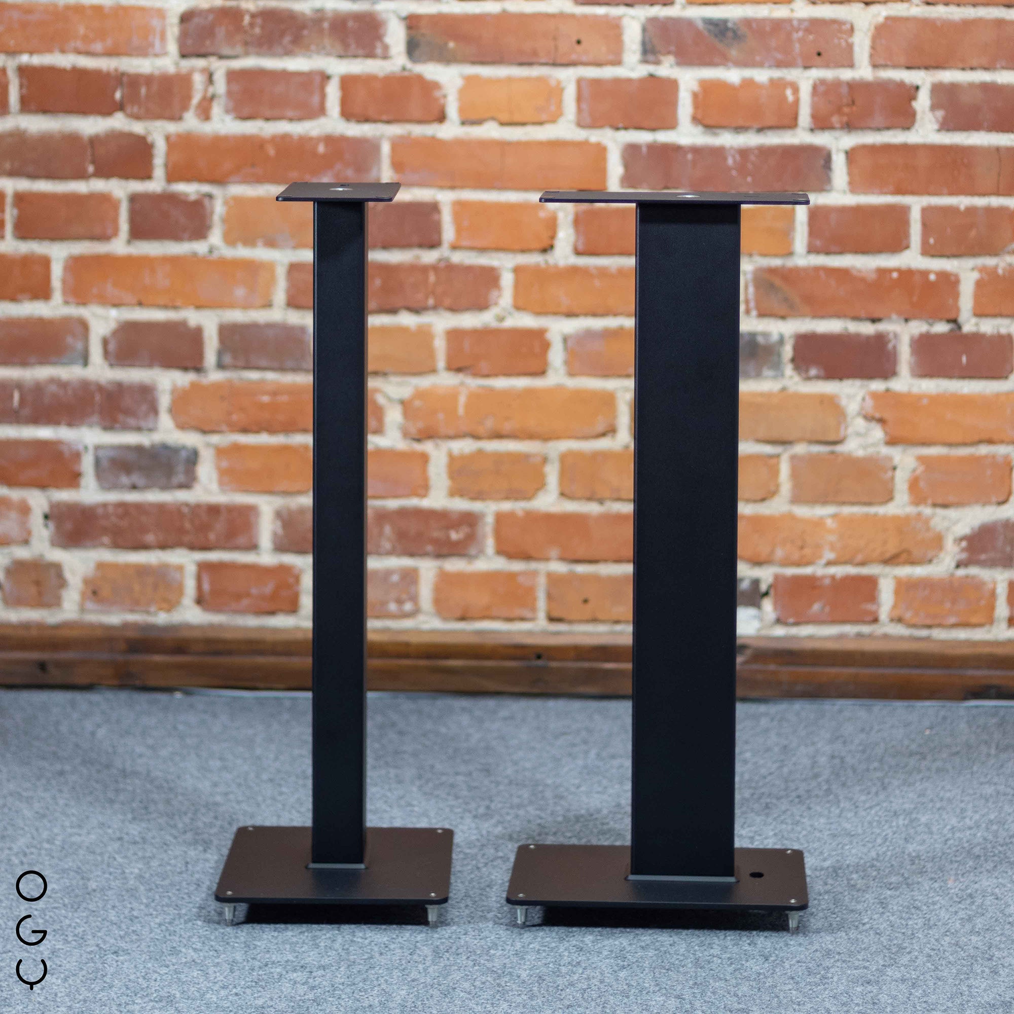 Stands KT 700 with Closer Acoustics OGY speakers, highlighting the height and stability of the stands.