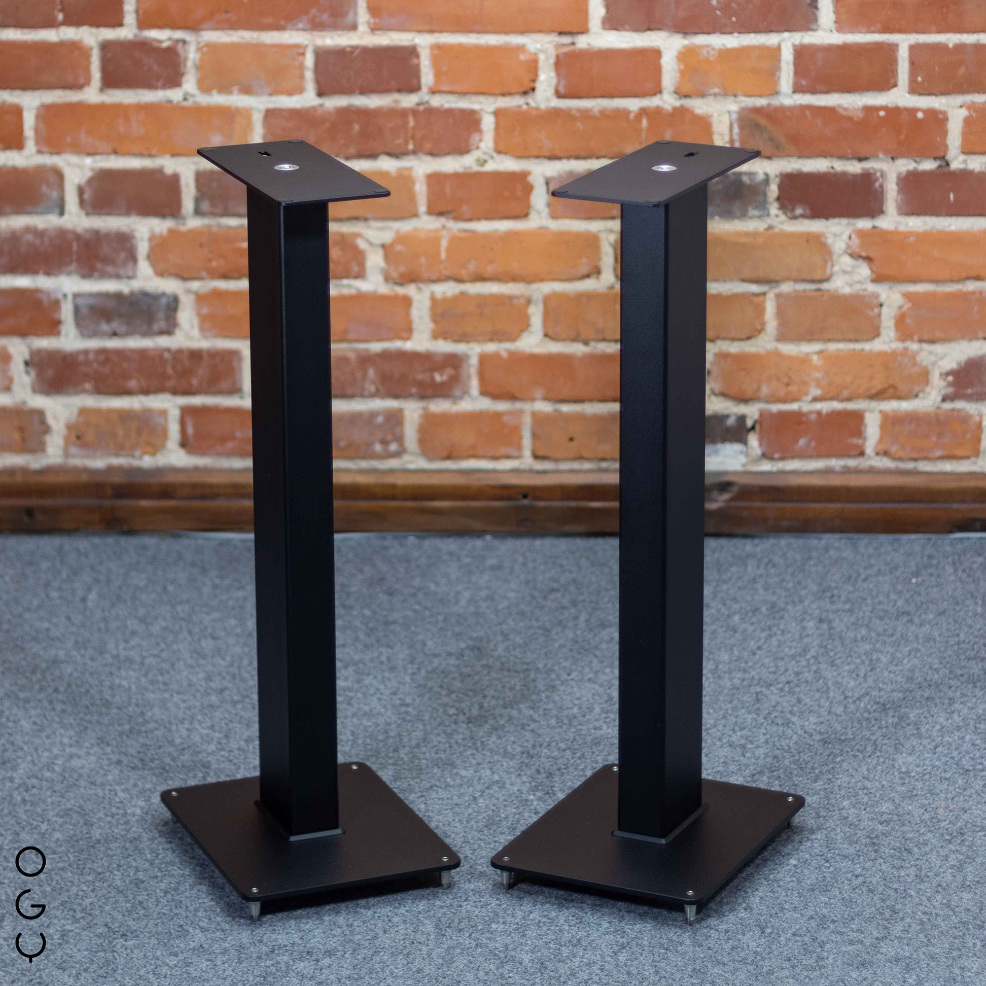 Front view of Stands KT 700 for Closer Acoustics OGY bookshelf loudspeakers, showcasing the elegant design and sturdy construction.