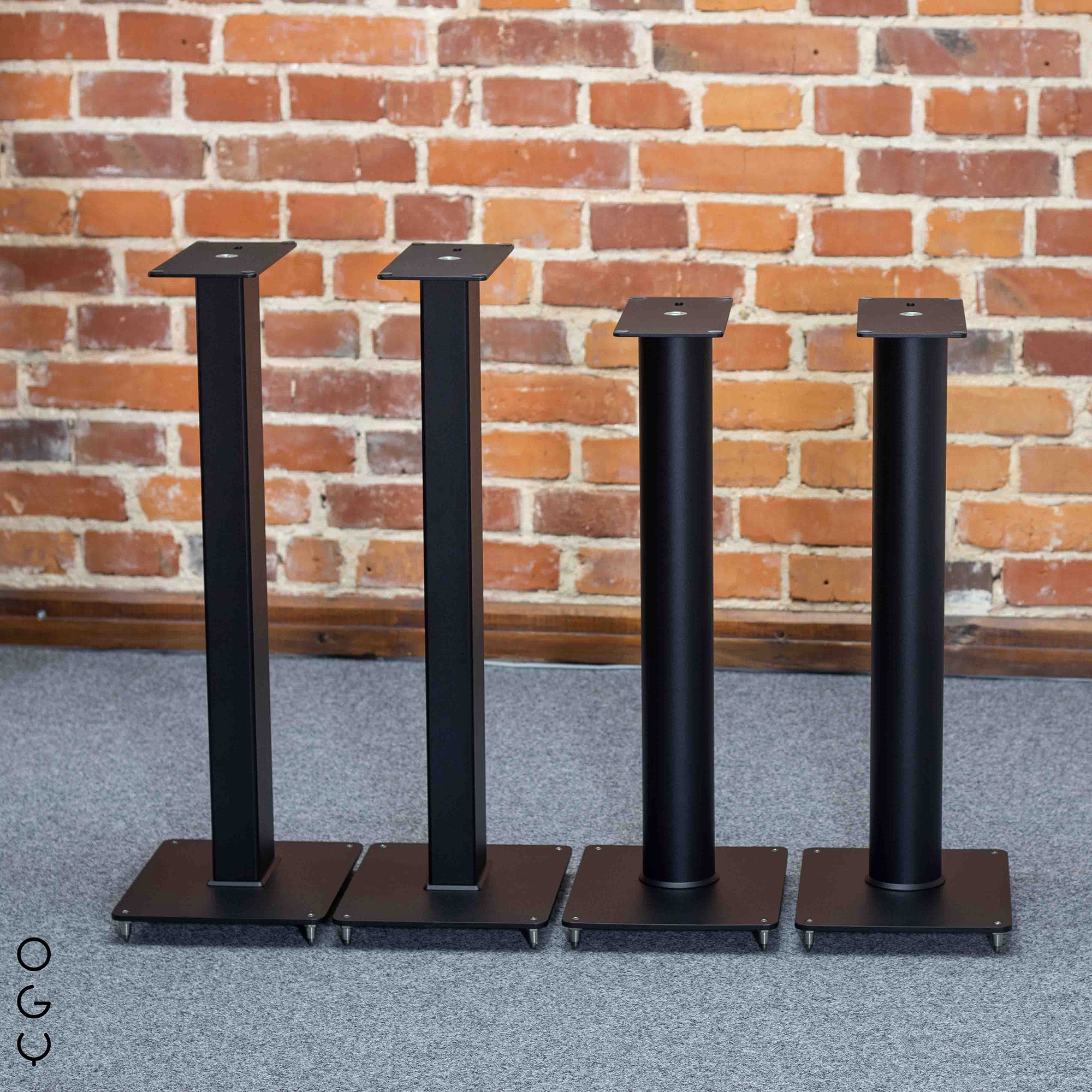 Stands KT 700 from the side with Closer Acoustics OGY loudspeakers, demonstrating the sturdy build and elegant silhouette.
