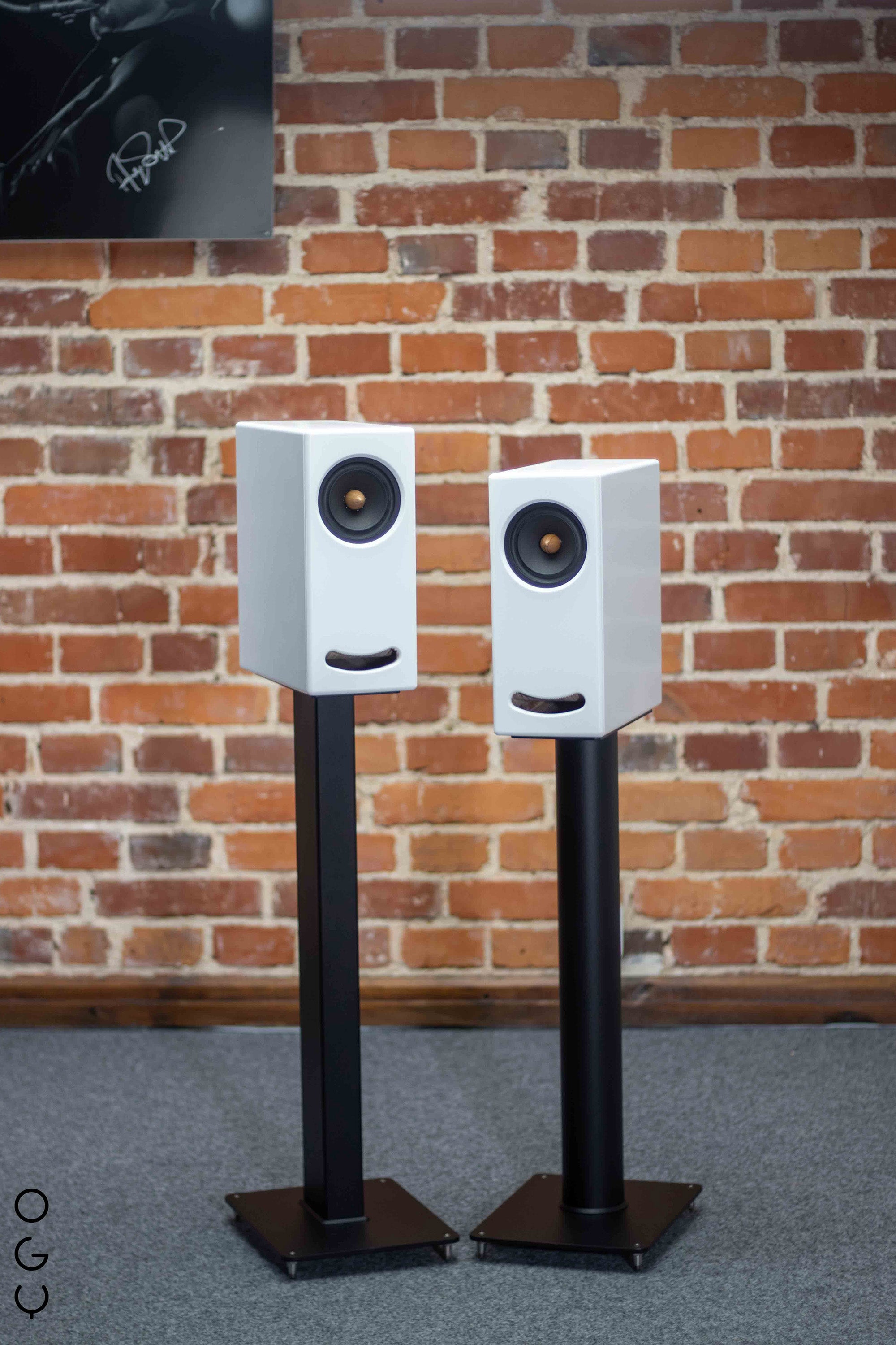 Top view of Stands KT 700 supporting Closer Acoustics white OGY loudspeakers, showcasing the perfect fit and alignment