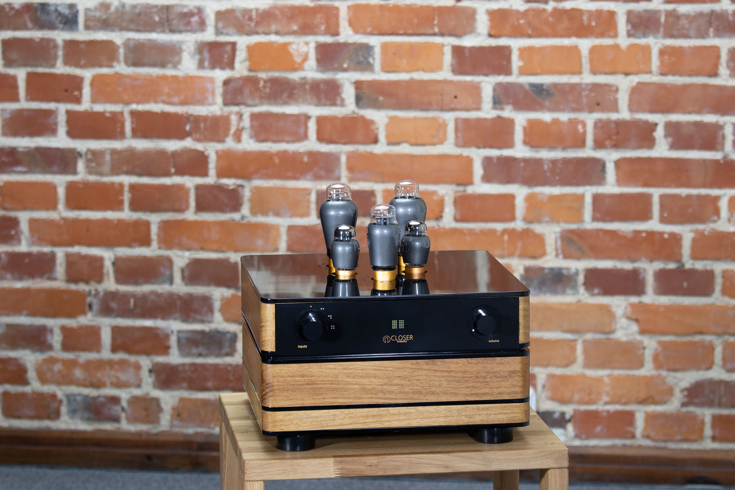 Tube amplifier in front of exposed brick wall – stylish hi-fi setup