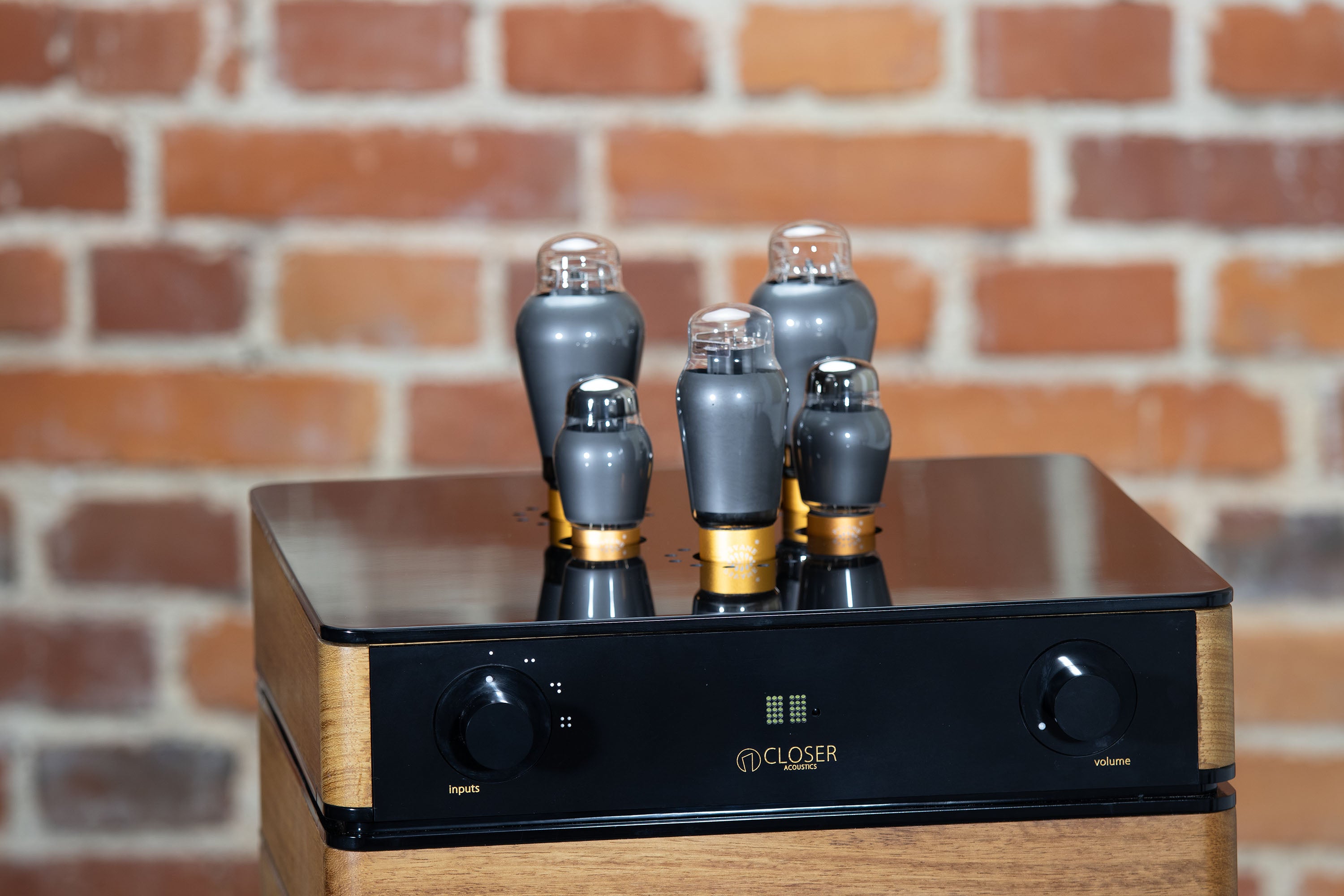 Close-up of vacuum tubes – Closer Acoustics 300B Provocateur