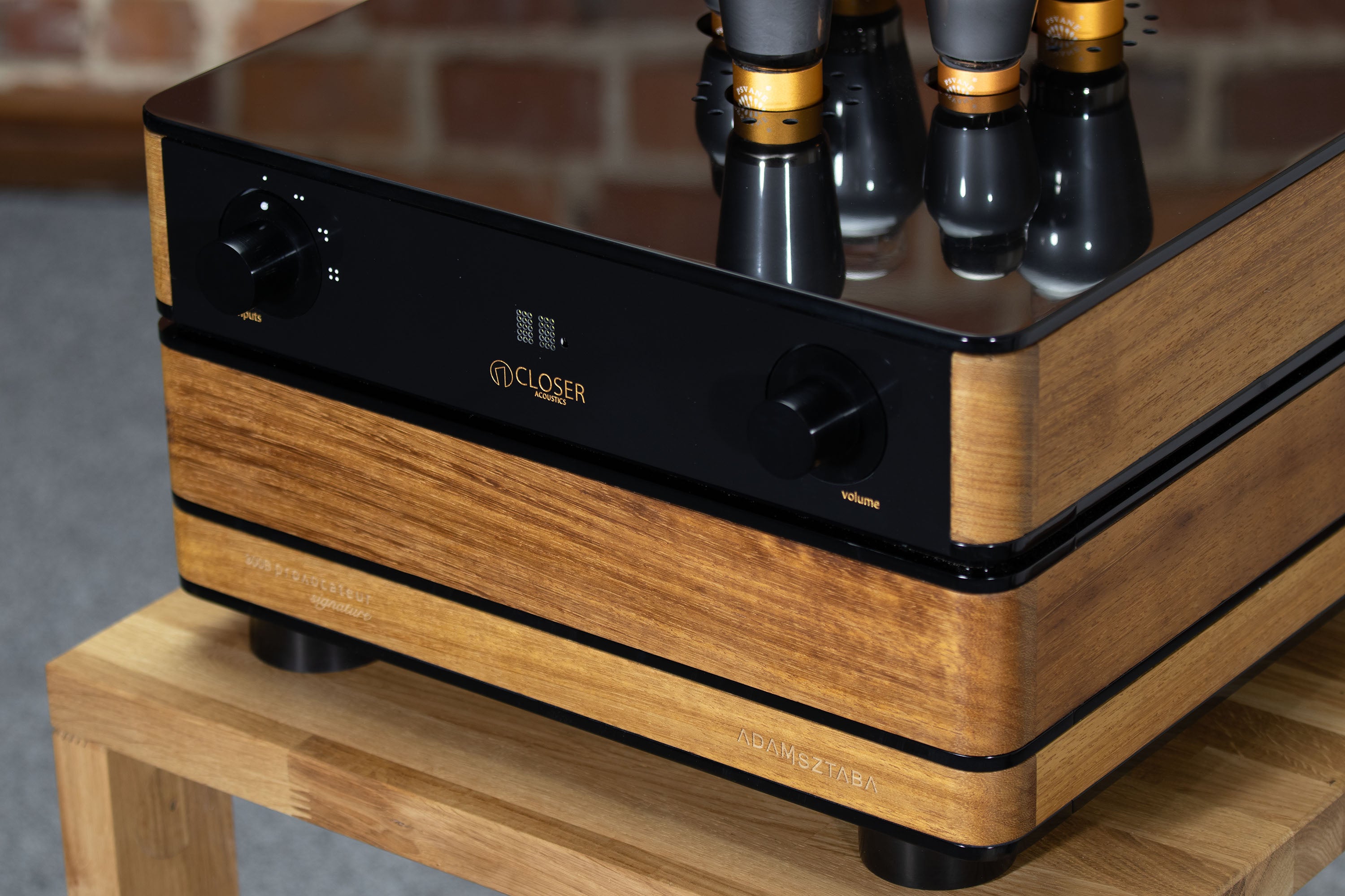 Close-up of iroko wood finish – elegant amplifier side panel
