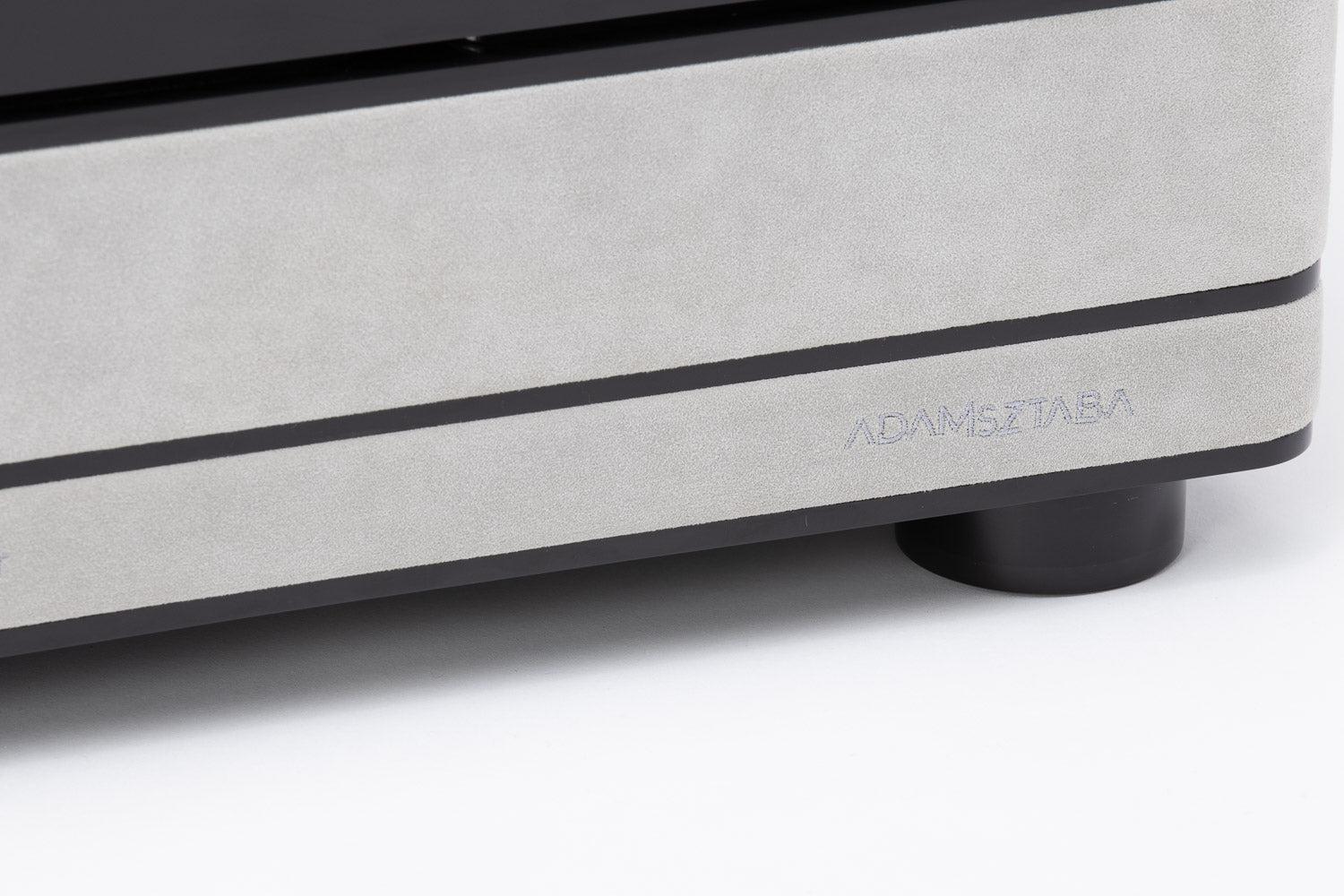Closer Acoustics 300B Provocateur Signature amplifier – close-up on the exquisite finish and material details