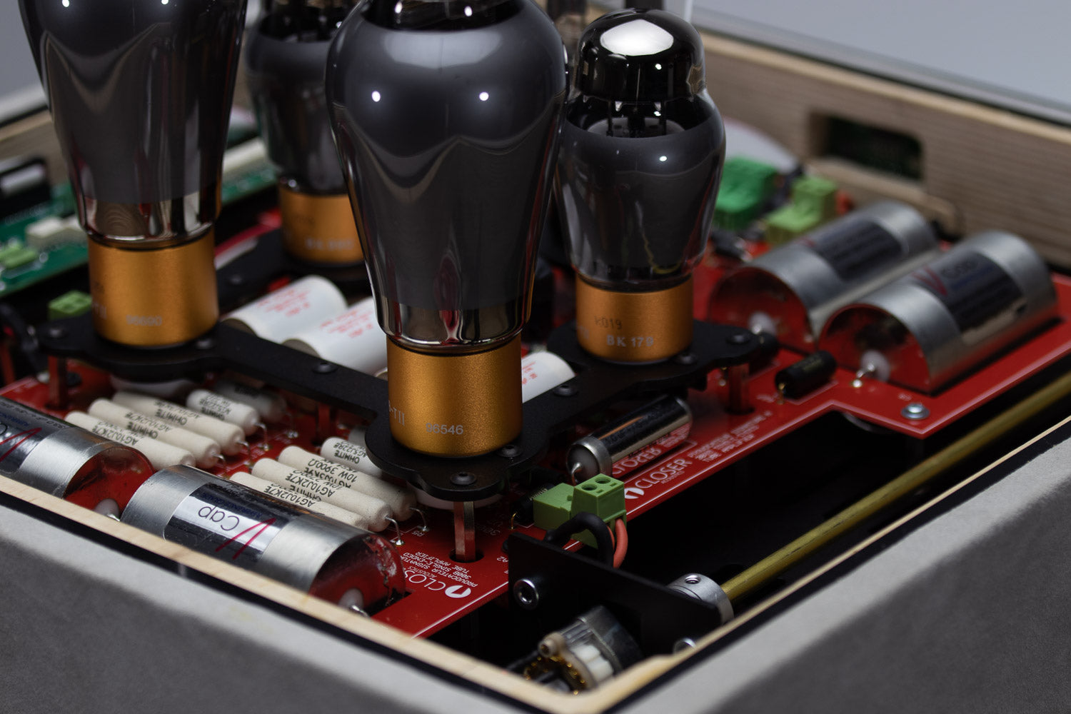 Closer Acoustics 300B Provocateur Signature amplifier – detailed view of internal construction after cover removal