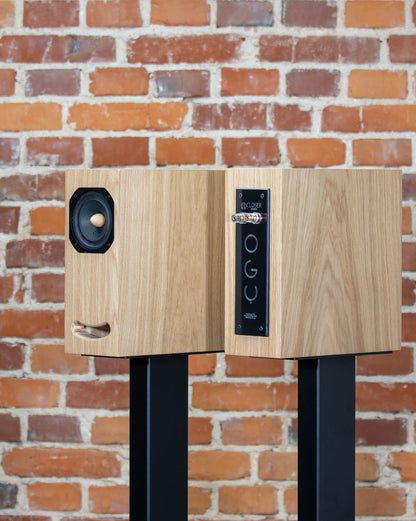 Closer Acoustics OGY bookshelf loudspeakers Oak veneer – opposite positioning side view