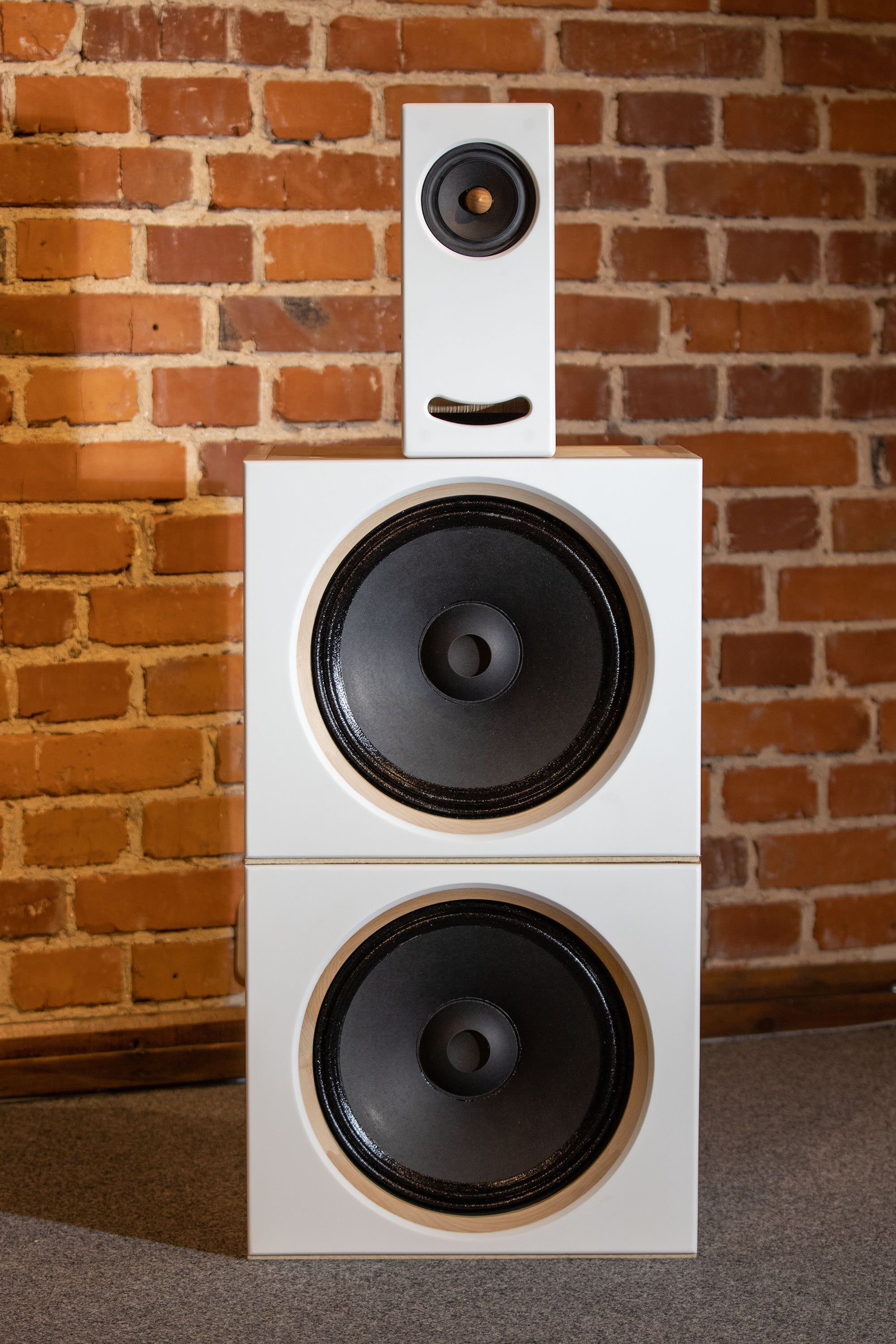 Front view of the Closer Acoustics OGY plus 2 x BOBs set with white fronts and maple veneered sides, highlighting the speakers&