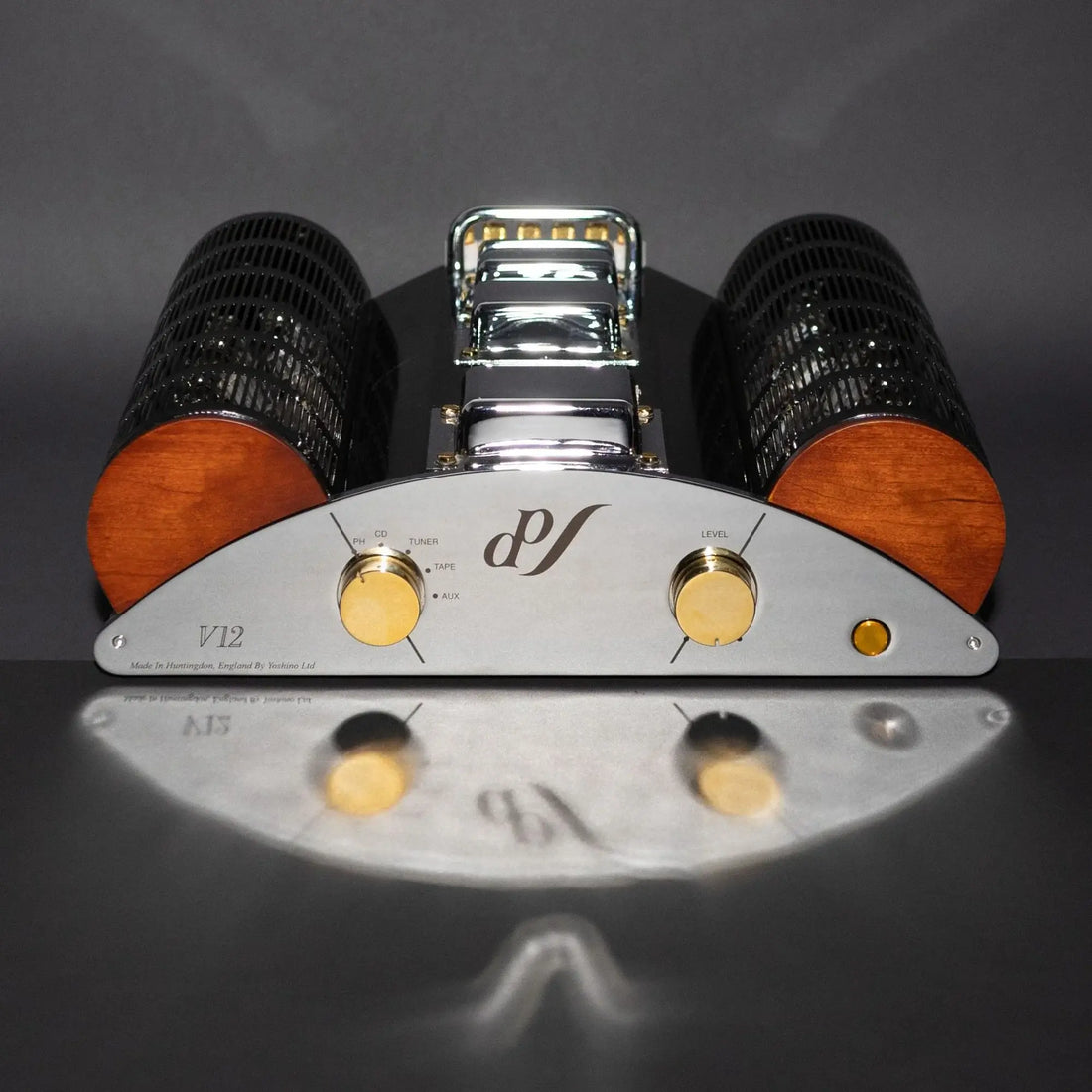 EAR Yoshino Integrated-amp EAR V12 – premium tube amplifier with a wood and chrome finish