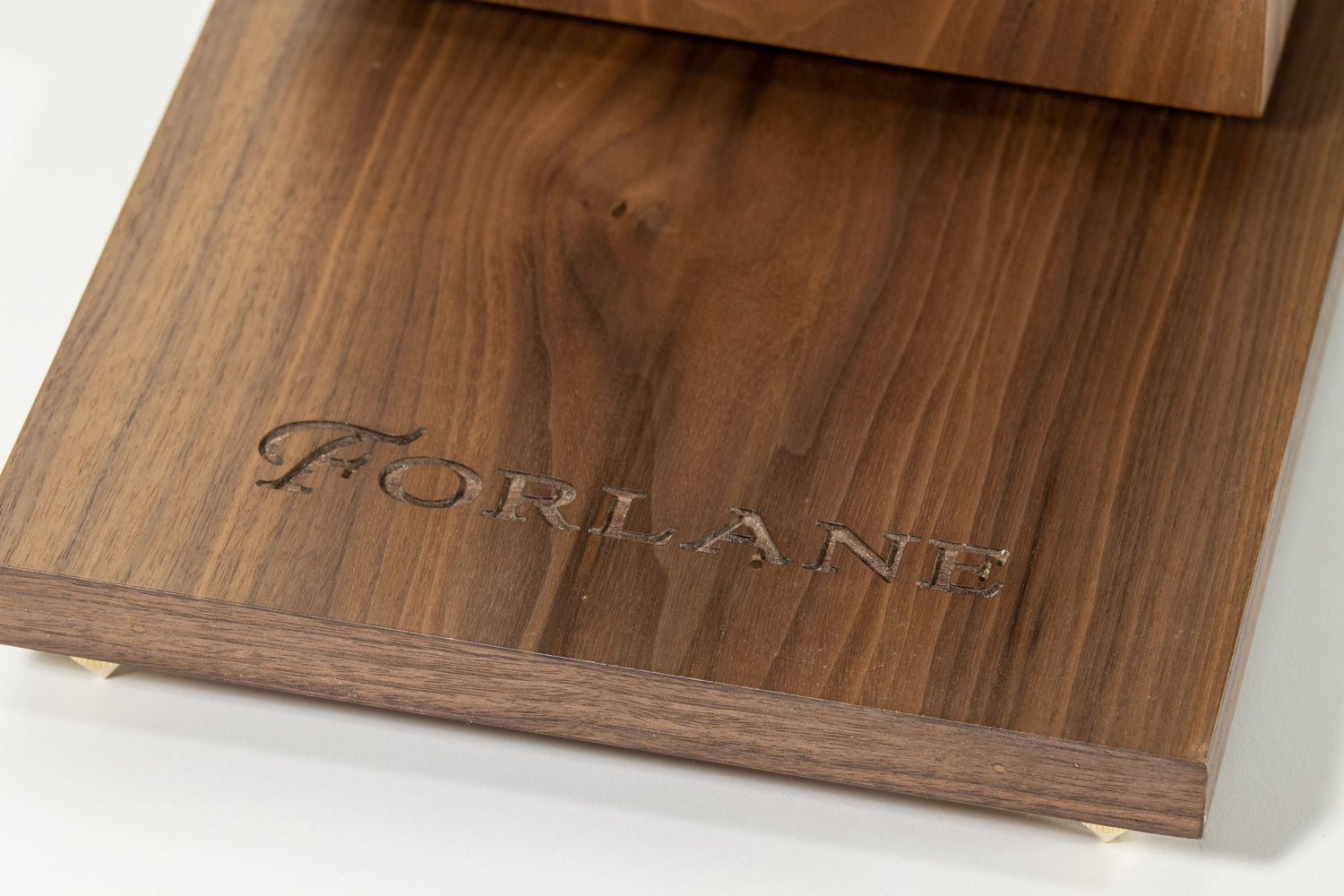 Close-up stand Closer Acoustics Forlane full range speakers in walnut veneer 