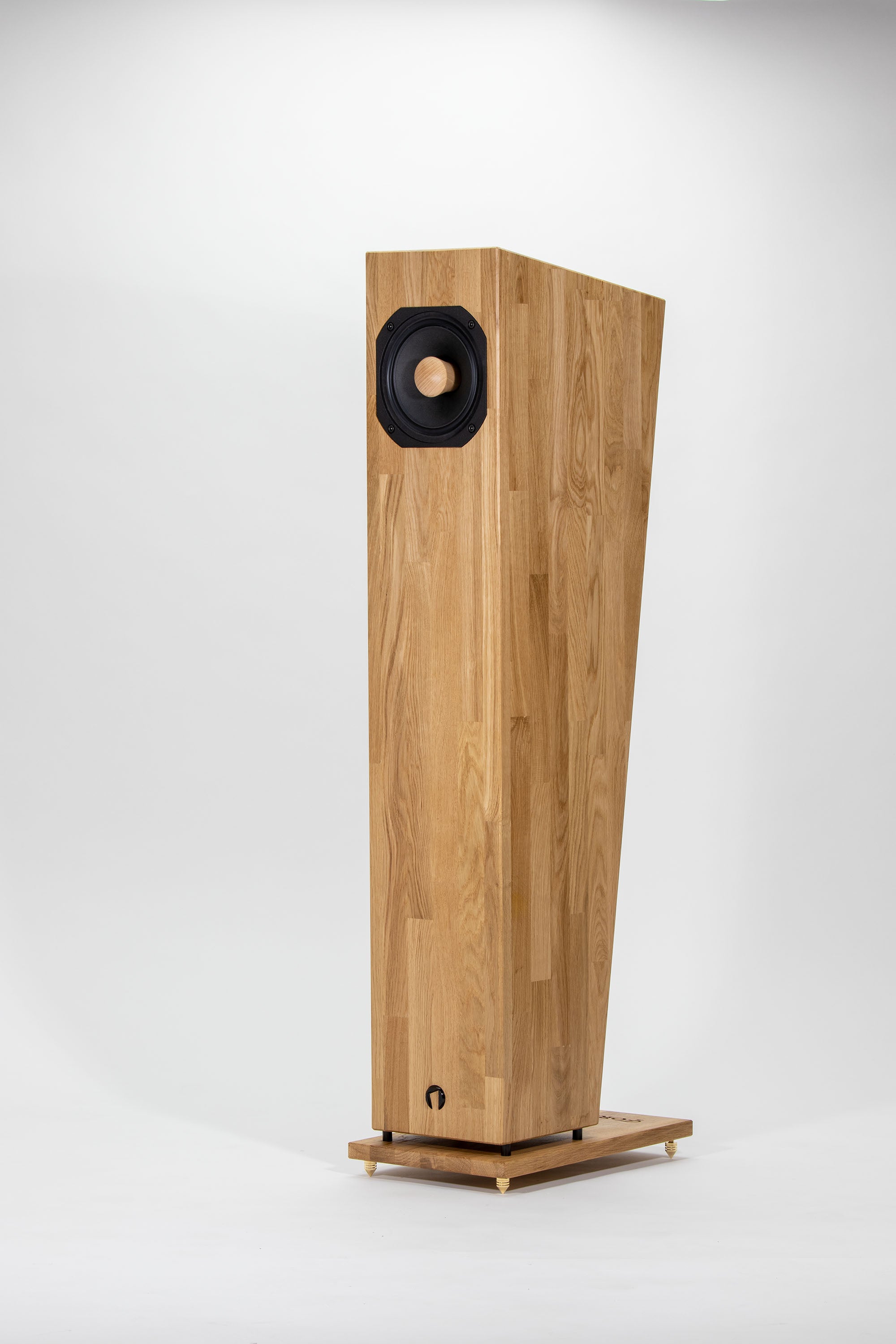 Closer Acoustics Forlane loudspeaker – side profile revealing cabinet depth and finish