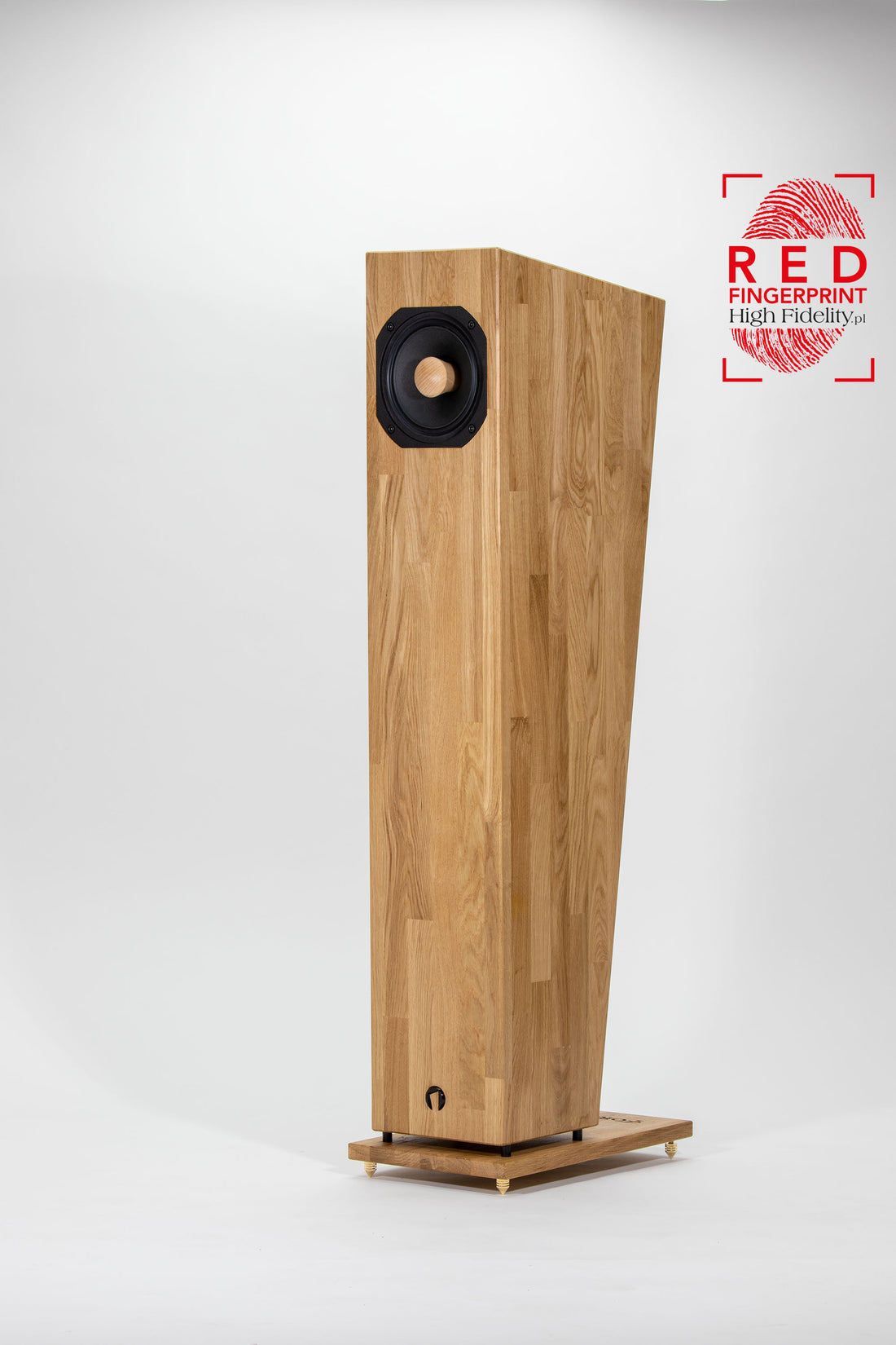 Closer Acoustics Forlane – full loudspeaker view in walnut veneer with sleek base and clean lines