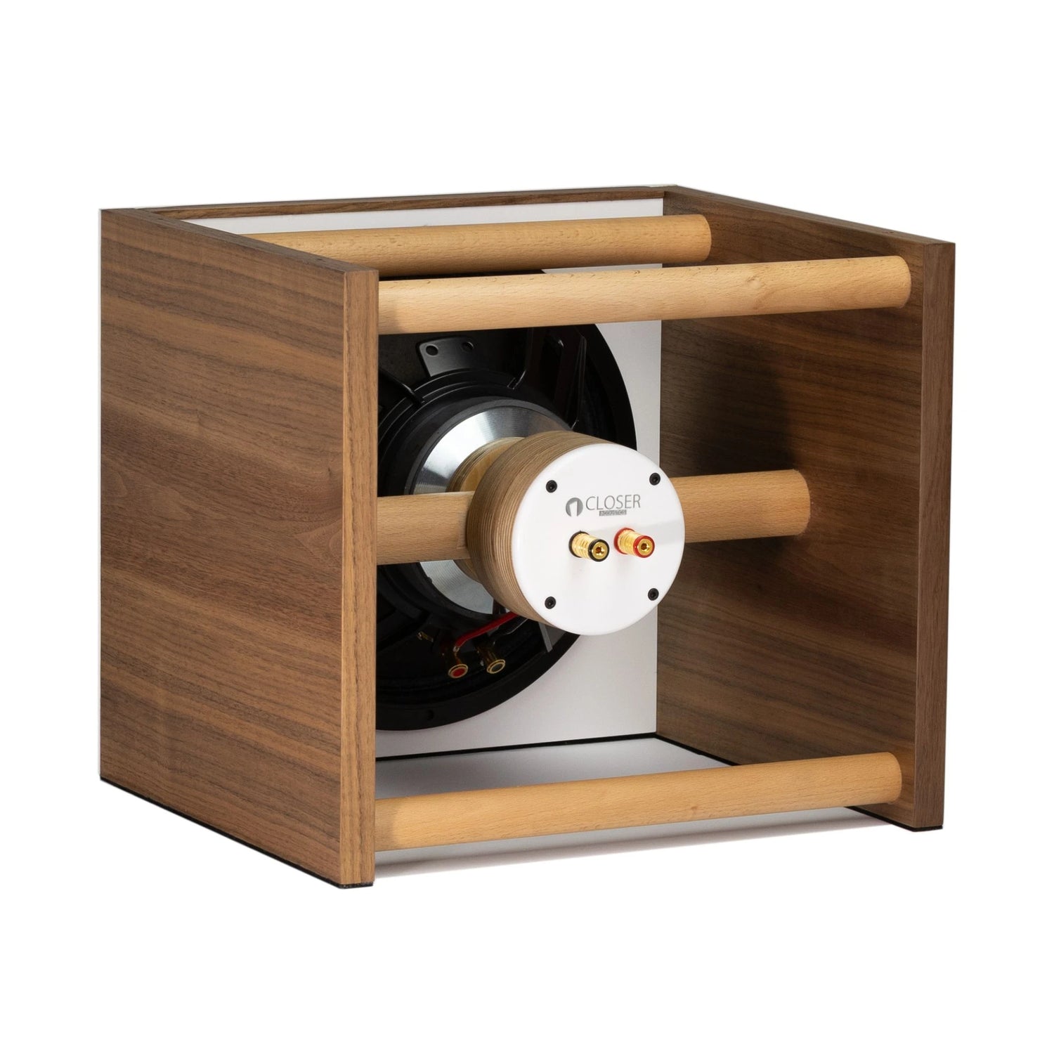Closer Acoustics BOB white speaker – rear panel close-up, featuring a refined construction and well-placed connectors for optimal sound delivery