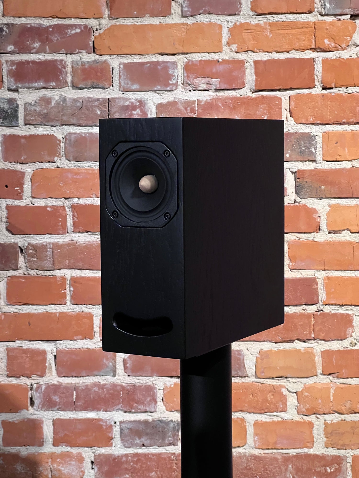 Closer Acoustics OGY loudspeaker in black painted oak – modern, sleek design with a high-gloss black finish, perfect for contemporary interiors