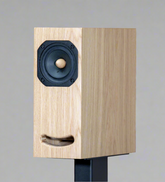 Closer Acoustics OGY loudspeaker in natural oak – clean design with light wood finish, providing a perfect blend of modern aesthetics and superior sound