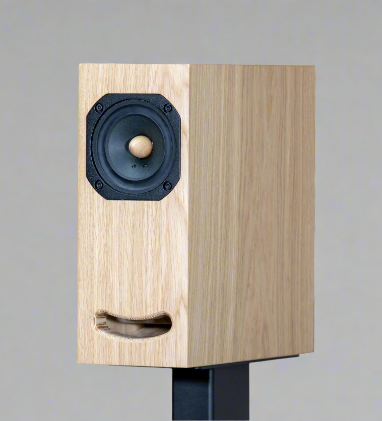 Closer Acoustics OGY loudspeaker in natural oak – clean design with light wood finish, providing a perfect blend of modern aesthetics and superior sound