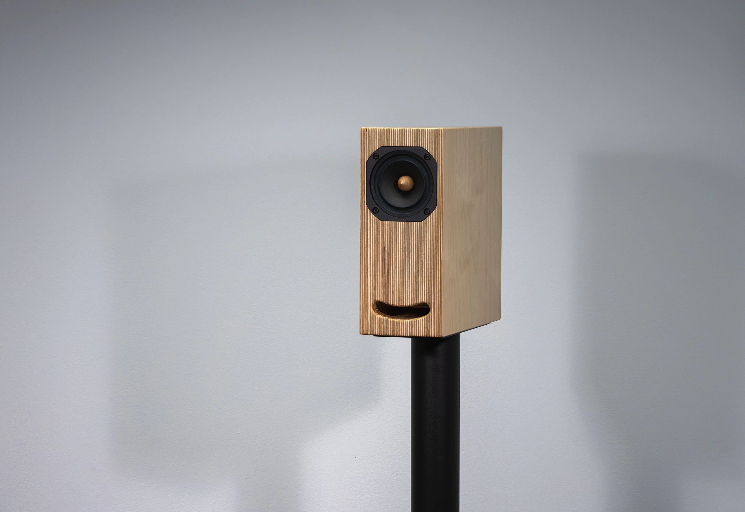 Closer Acoustics OGY Natural Bookshelf Loudspeaker in natural plywood – side view highlighting its minimalist design and high-quality audio performance