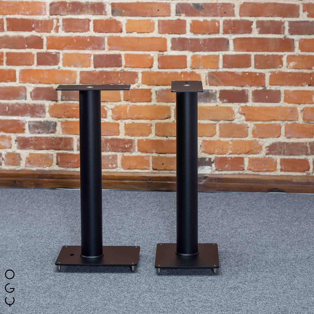 Front view of the ER 700 stands for Closer Acoustics OGY Bookshelf Loudspeakers, highlighting the stylish design and sturdy construction.