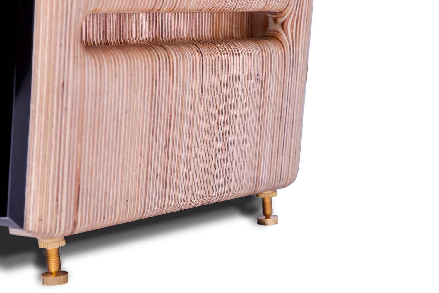 Closer Acoustics Allegra Classic loudspeakers – close-up view of the bottom, showcasing the solid construction and design