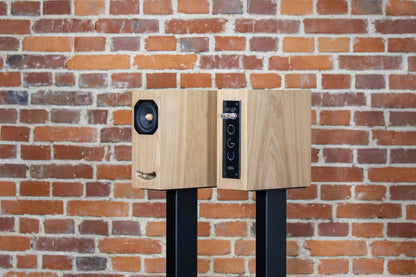 Closer Acoustics OGY Oak veneer bookshelf loudspeakers – overall view showing both speakers positioned side by side with elegant finish