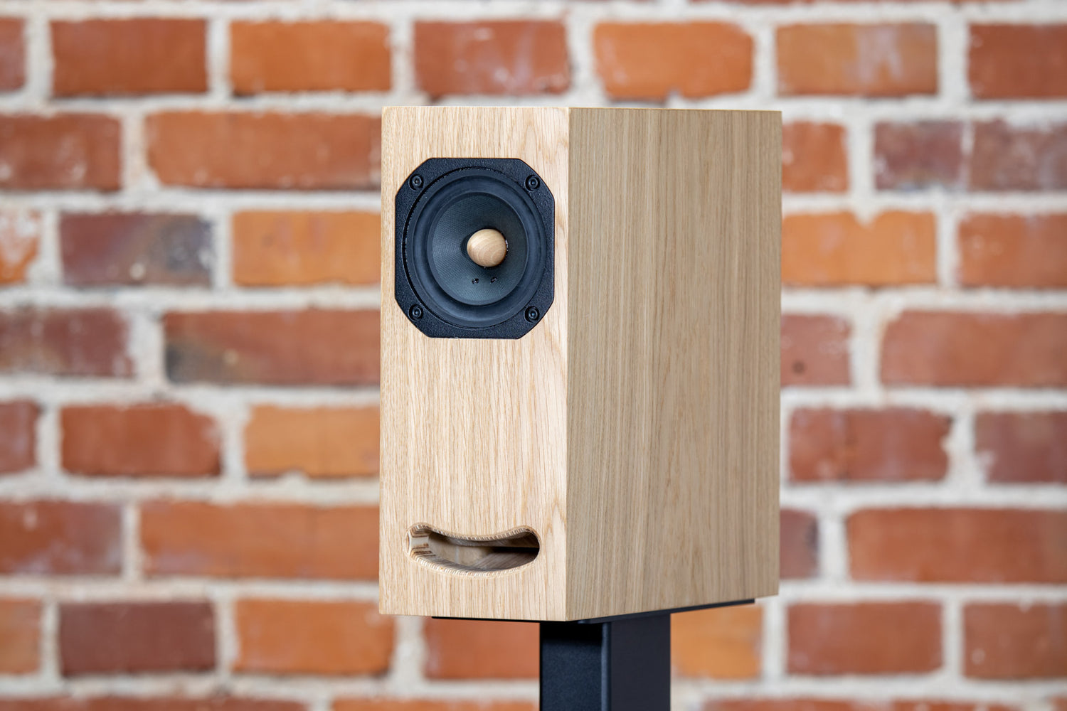 Closer Acoustics OGY loudspeaker in natural oak – clean design with light wood finish, providing a perfect blend of modern aesthetics and superior sound
