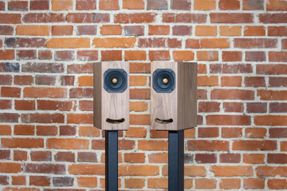 OGY bookshelf loudspeakers Walnut veneer – front view as a pair