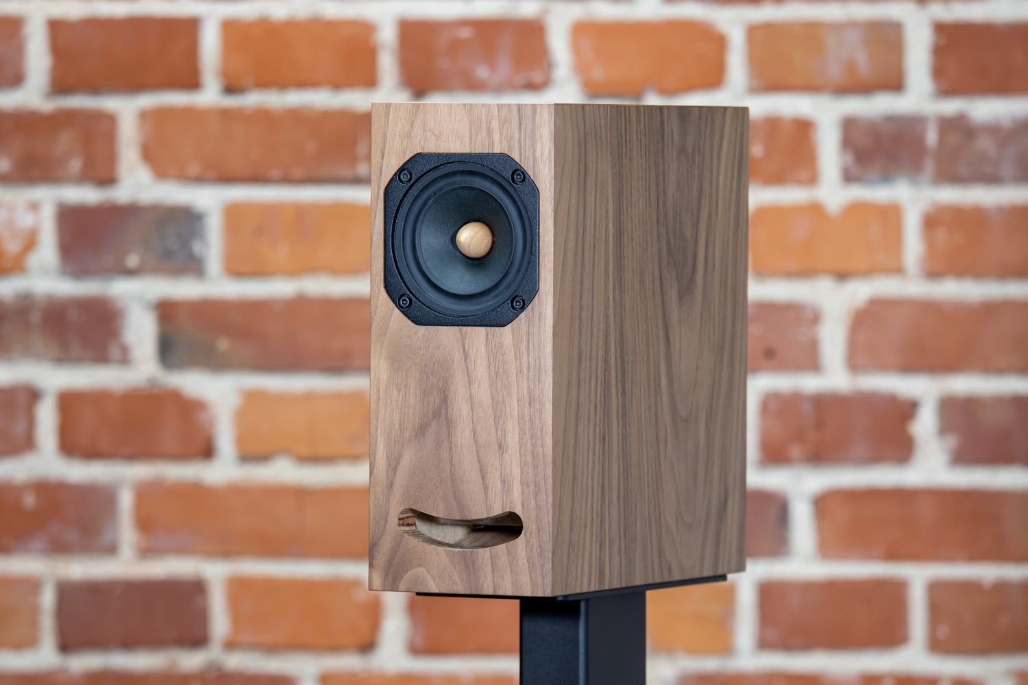 Closer Acoustics OGY loudspeaker in walnut veneer – elegant design with rich wood finish, offering exceptional sound quality and timeless appeal