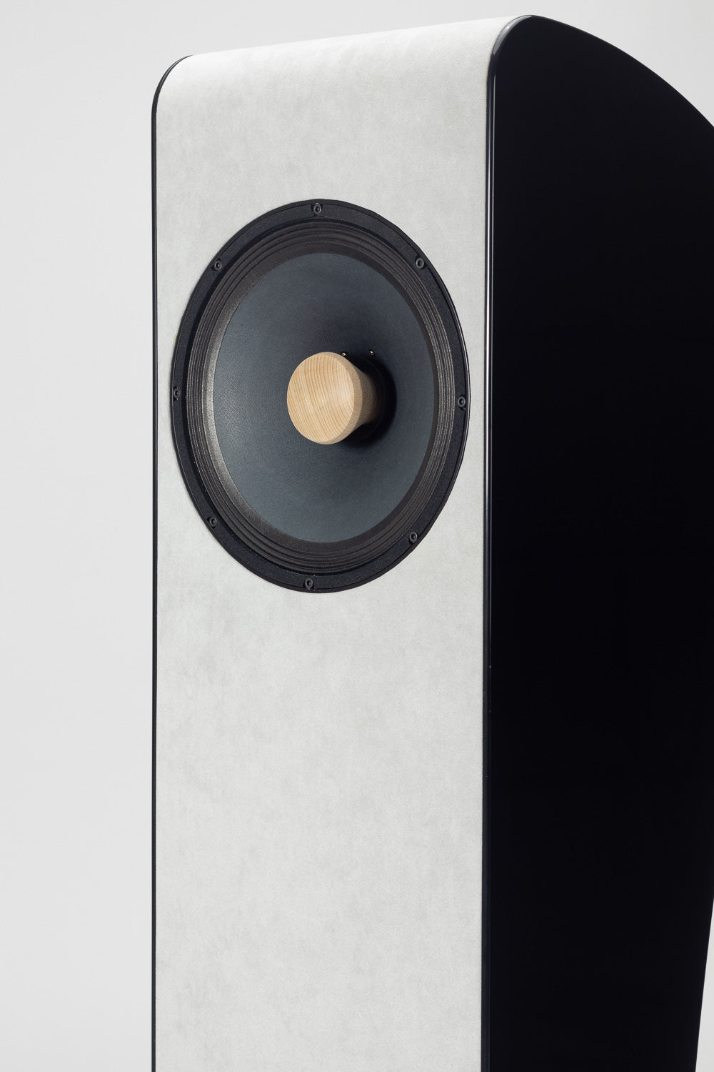 Closer Acoustics VIGO Classic loudspeakers front view, showcasing their elegant design and high-quality finish, perfect for audiophile setups