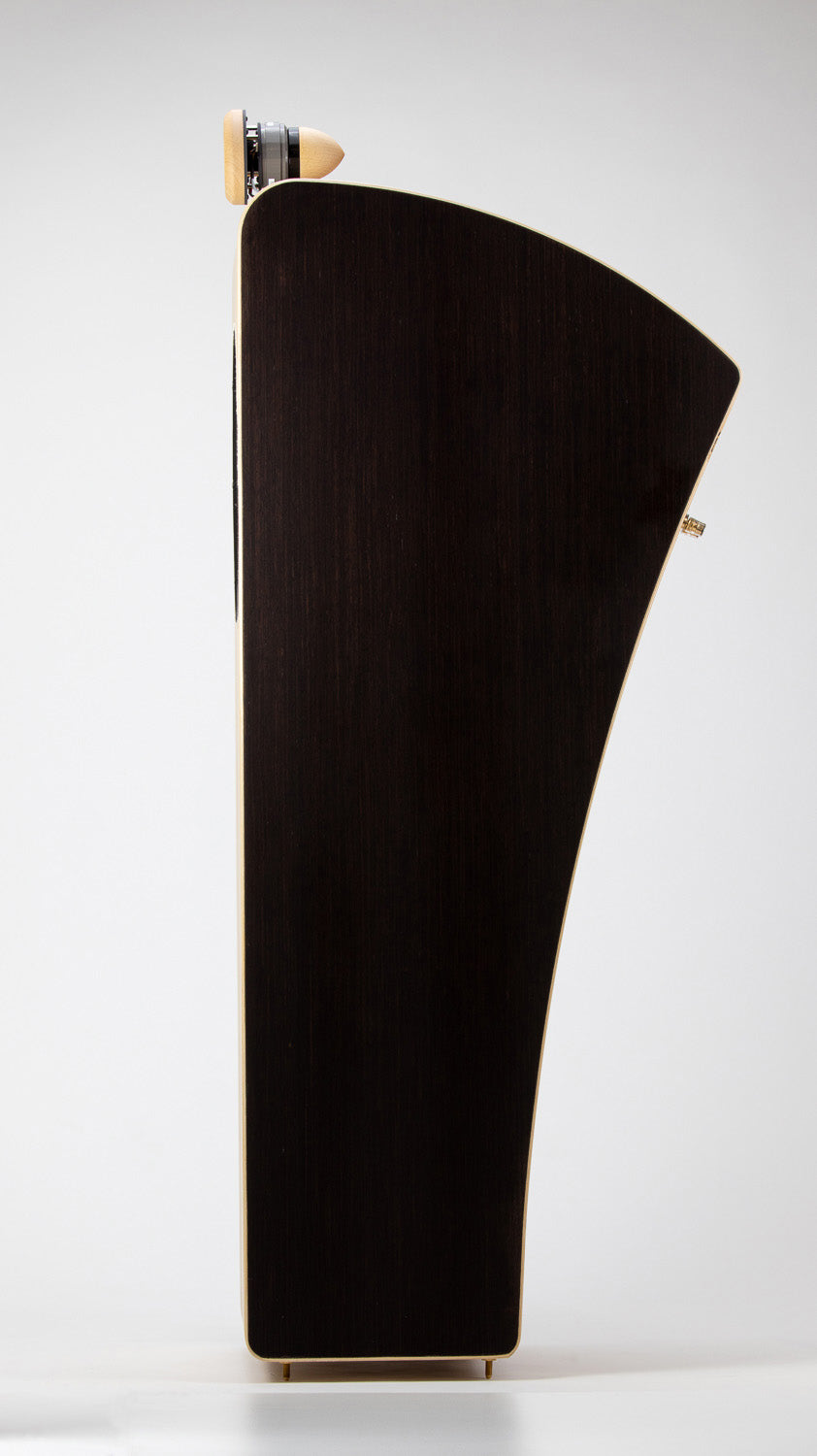 Closer Acoustics VIGO Classic loudspeakers – side profile showing clean lines and elegant design